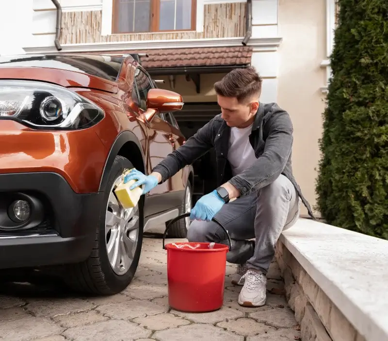 Lavage auto à domicile Neuvillers-sur-Fave : professionnel intervenant sur un véhicule